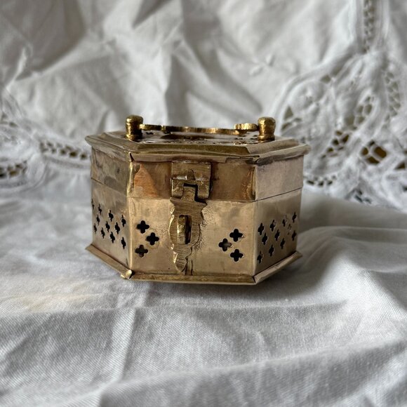 Vintage Brass Cricket Box with Cutouts Trinket matchbook case - Picture 1 of 14